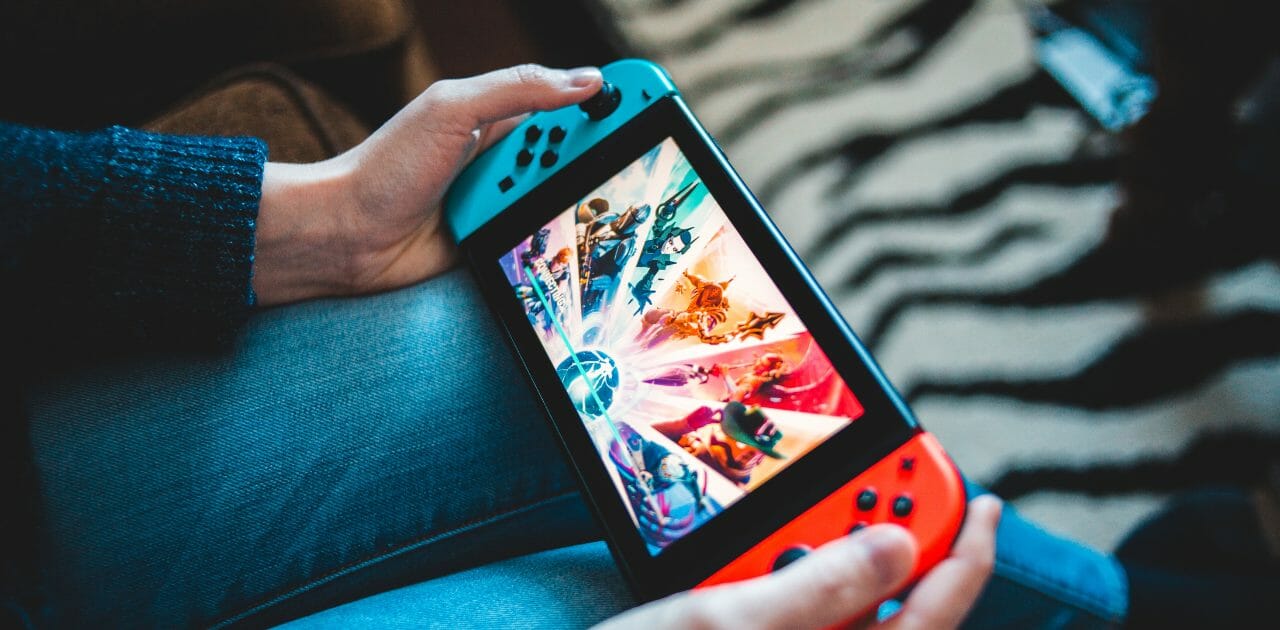 Kind Kaal bespotten Nintendo Switch-controller opladen