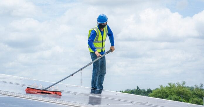 De ultieme onderhoudsgids voor zonnepanelen om uw panelen zo efficiënt mogelijk te laten werken