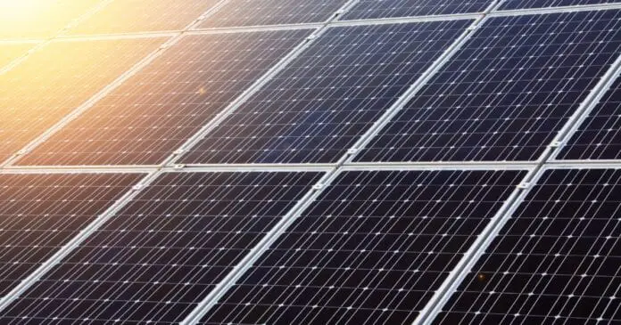Zijn zonnepanelen de moeite waard? Een complete gids om u te helpen beslissen